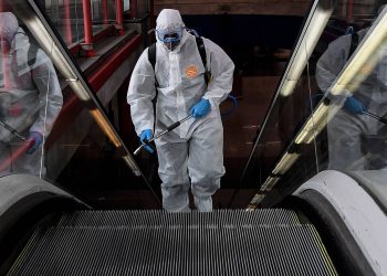 España inicia desconfinamiento con apertura controlada de pequeños comercios