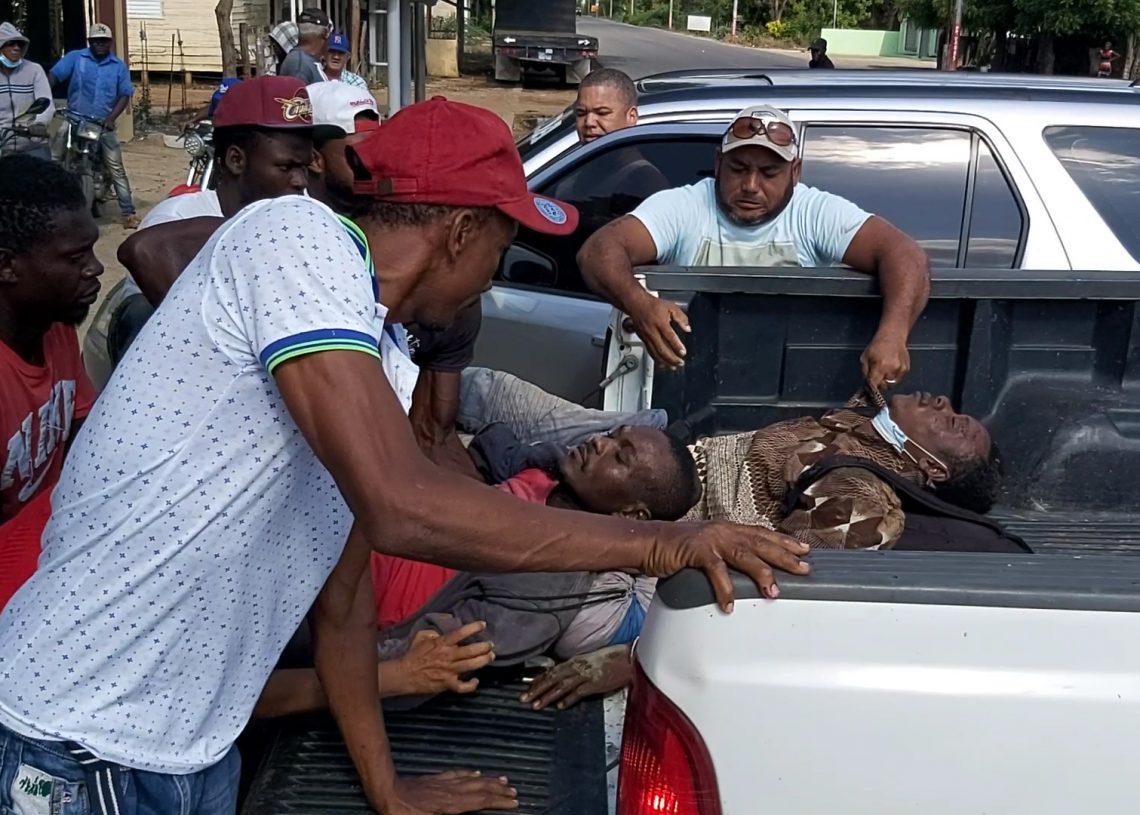 VIDEO- Empleados agrícolas quedan inconsciente en accidente al impactar con una jeepeta