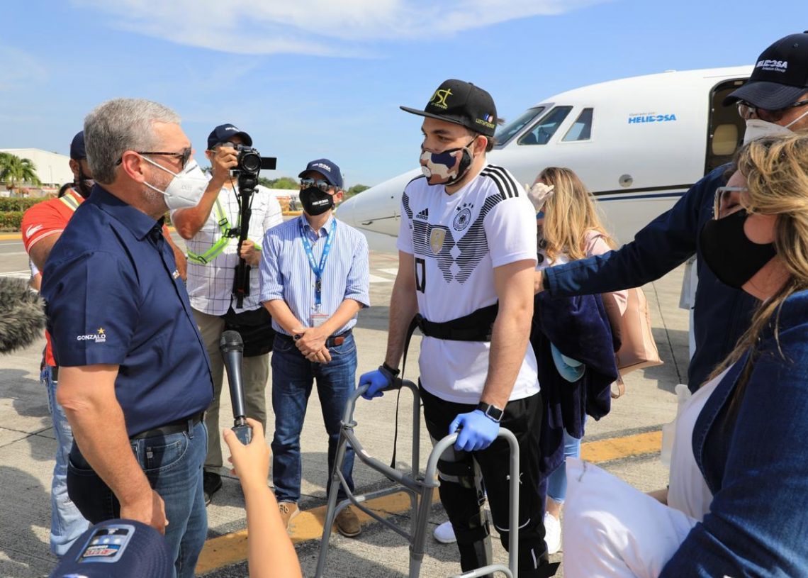 GONZALO CASTILLO SE SOLIDARIZA CON JOVEN QUE AYUDÓ A VIAJAR A MIAMI PARA RECIBIR TRATAMIENTO Y AHORA LO TRAE DE REGRESO