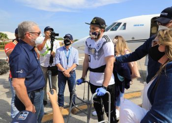 GONZALO CASTILLO SE SOLIDARIZA CON JOVEN QUE AYUDÓ A VIAJAR A MIAMI PARA RECIBIR TRATAMIENTO Y AHORA LO TRAE DE REGRESO