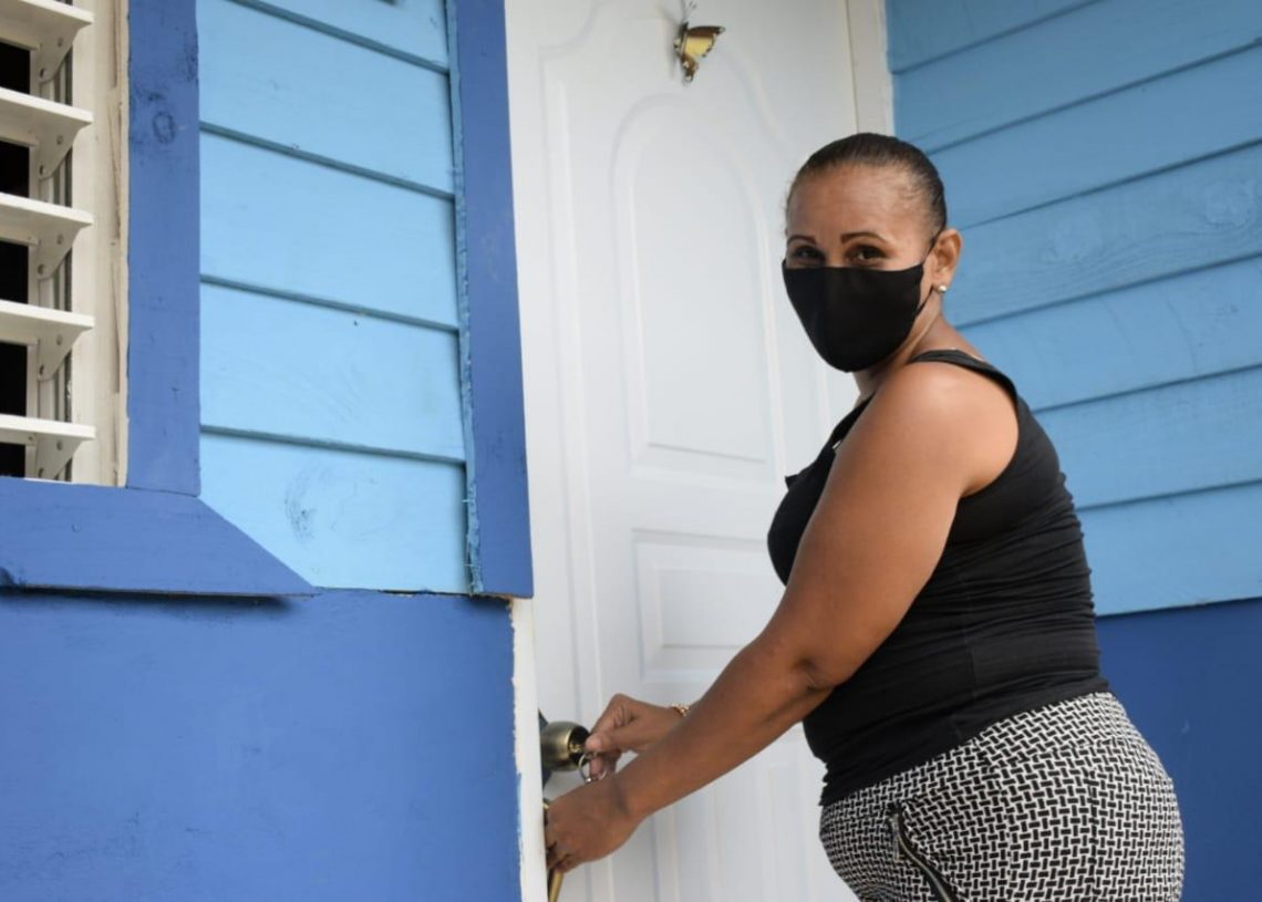 INVI entrega vivienda a madre soltera de seis hijos en el sector Villa Perla de SDE