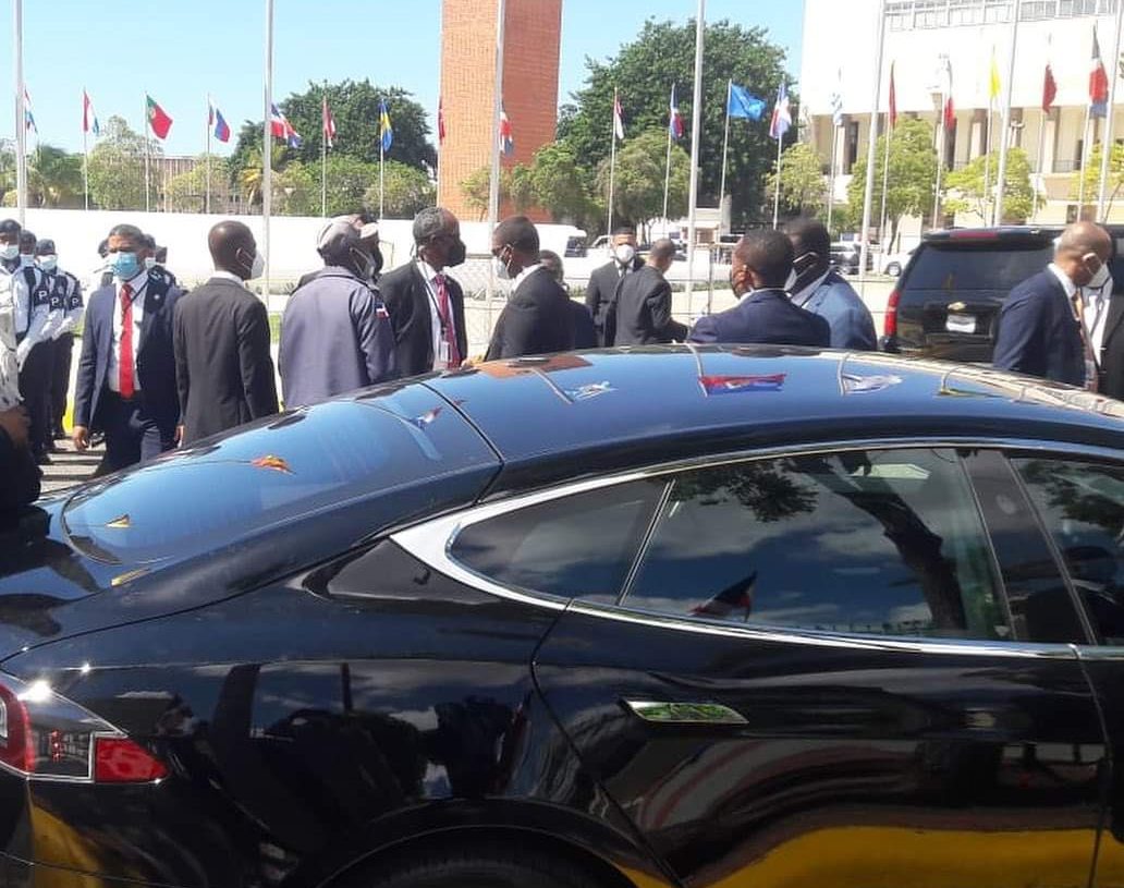El Tesla que llevó a Abinader al Congreso