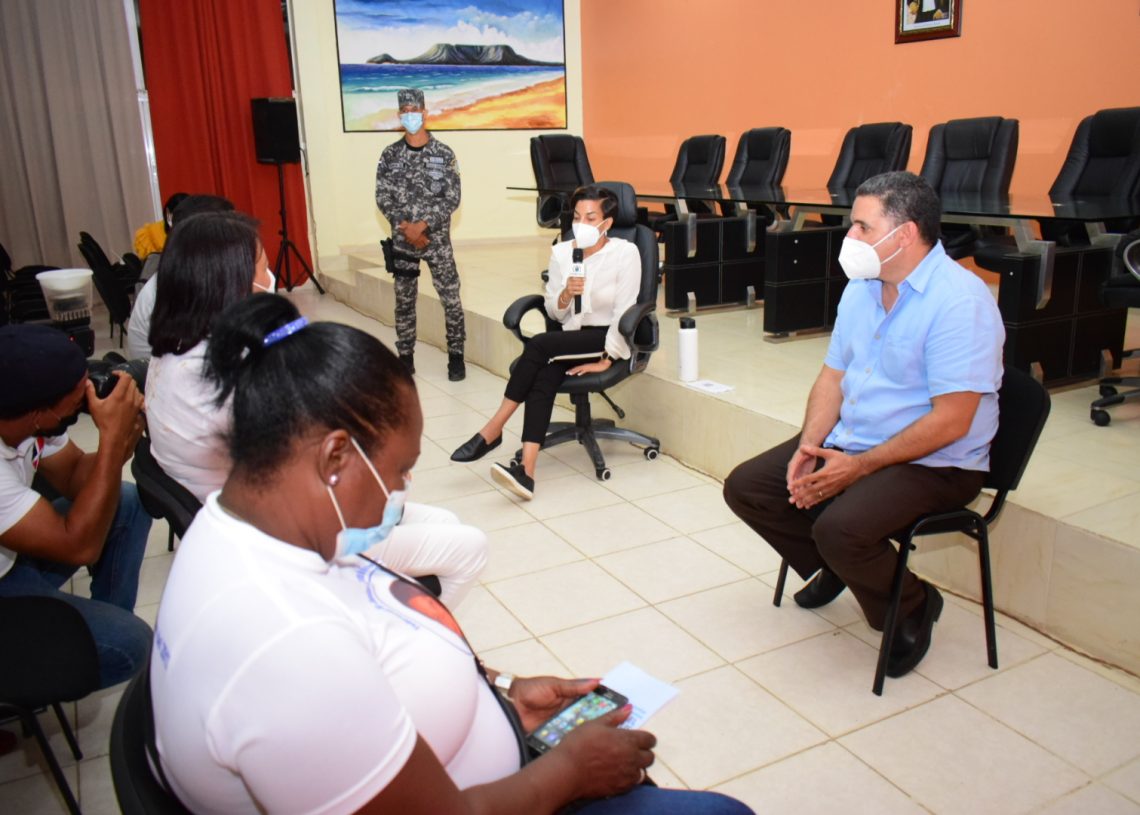 Gobernadora Nelsy Cruz y Director provincial de salud pública Mario Bournigal se reúnen con juntas de vecinos de Montecristi