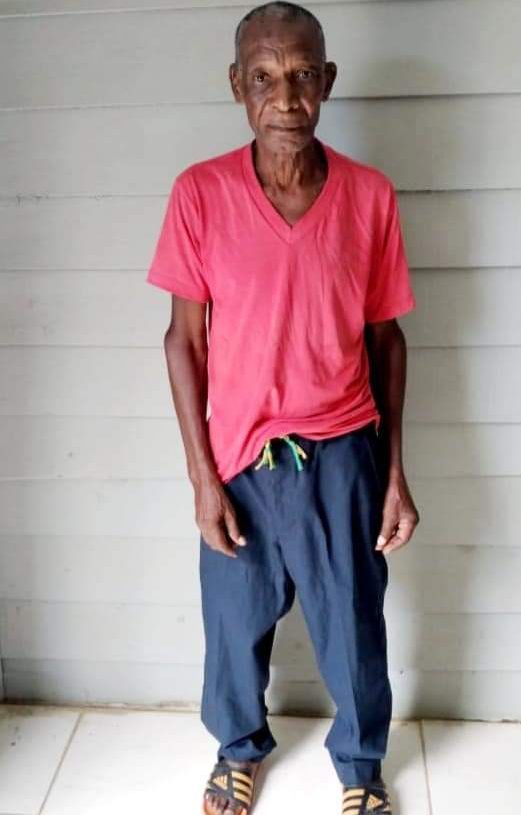 Hombre de 75 años fue encontrado en su habitación con una niña