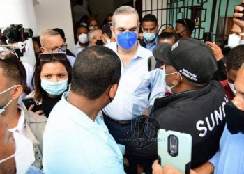 Abinader le echa un boche a un médico de SPM que pedía por una casa club