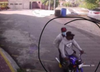 VIDEO – Atracadores despojan familia a punta de pistola en Haina