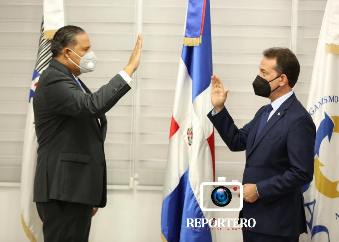 Ministro Bisonó Juramenta al nuevo director de Acreditación