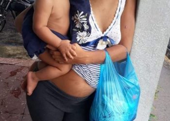 Esta jóven está extraviada con su niño y un embarazo