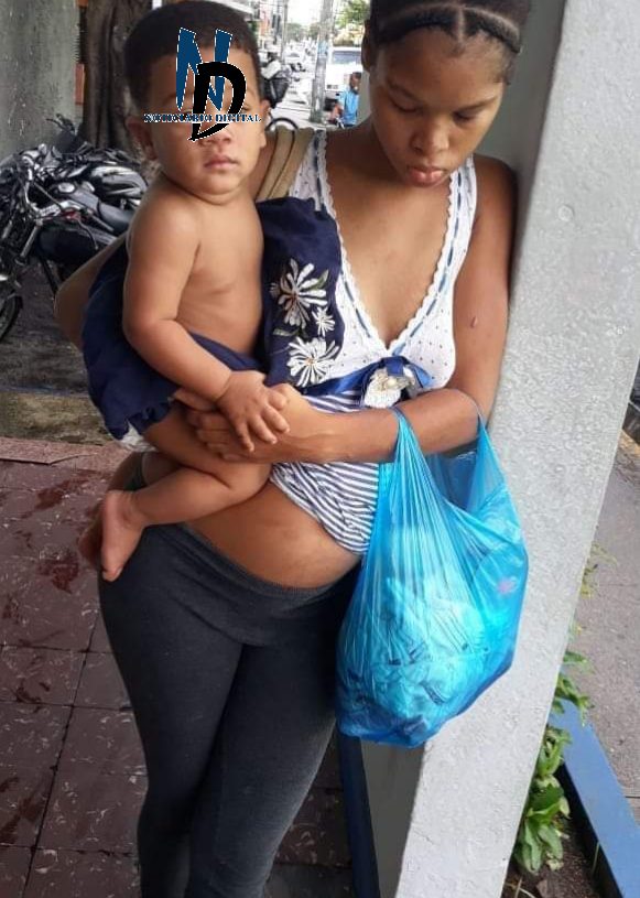 Esta jóven está extraviada con su niño y un embarazo