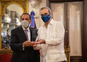 Doctor Cruz Jiminián es galardonado como “Protector de la Persona Envejeciente”