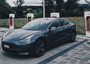 Tesla llama a revisión unos 9,500 vehículos