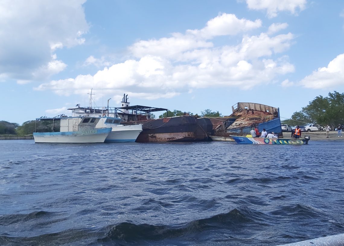 Video | Donan 100,000 dólares para extracción de la embarcación abandonada en Bahía de Manzanillo
