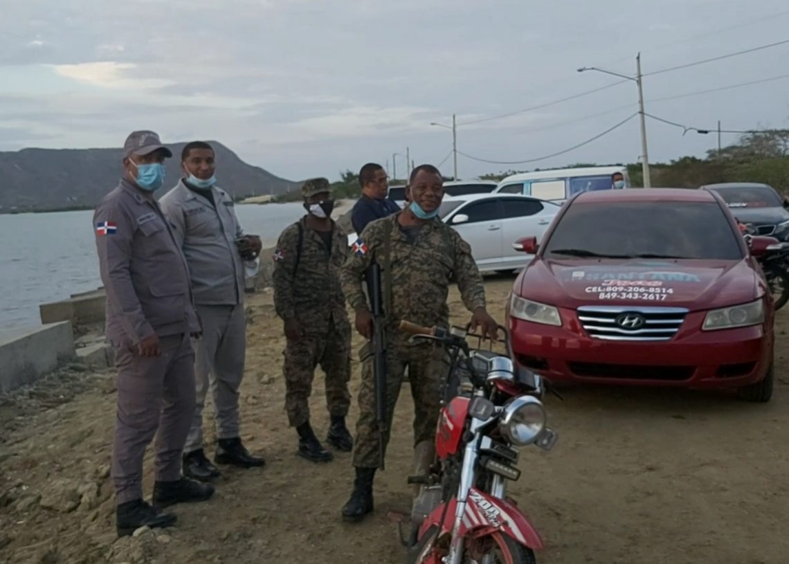 Video- Detienen construcción y militarizan bugalú que reparaba ayuntamiento en playa Juan de Bolaños
