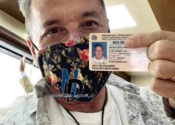Ricardo Montaner con orgullo muestra su cédula de nacionalidad Dominicana