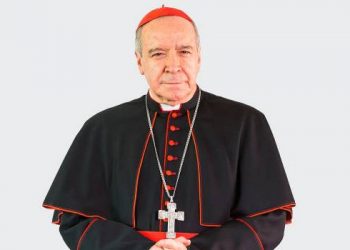Cardenal López Rodríguez está de «buen ánimo»; médicos esperan evolución para operarlo