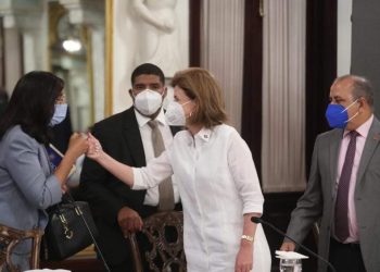 Vicepresidenta evalúa con el Congreso posible negociación con otras farmacéuticas para compra de vacunas contra COVID-19