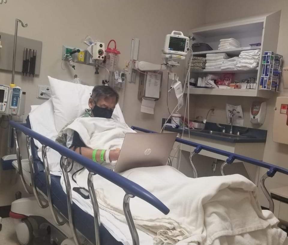 Un maestro corrige exámenes de sus alumnos hasta horas antes de morir