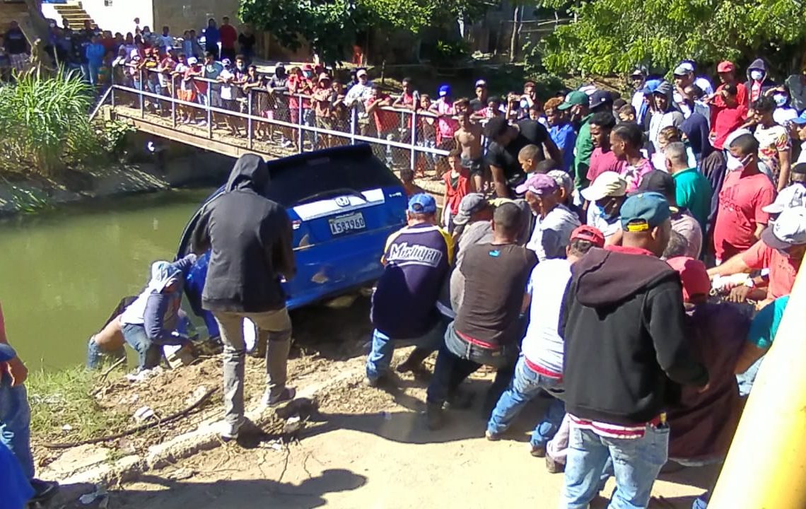 VÍDEO – Jeepeta cae a un canal con tres personas abordo, entre ellos dos menores