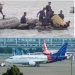 Localizan las dos cajas negras del avión de Indonesia que se estrelló ayer con 62 personas
