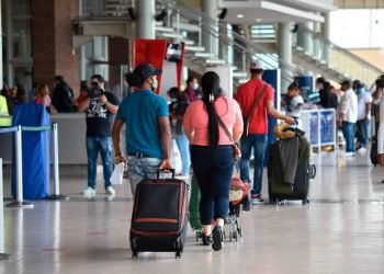Impiden a más de 200 pasajeros viajar a EE.UU. por no presentar prueba de COVID-19