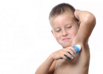 ¿Por qué huelen mal las axilas de mi niño?