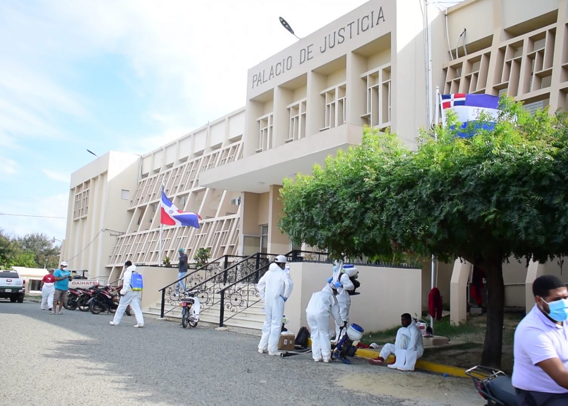 VÍDEO – 7 empleados dieron positivo al Coronavirus en el palacio de Justicia de Montecristi