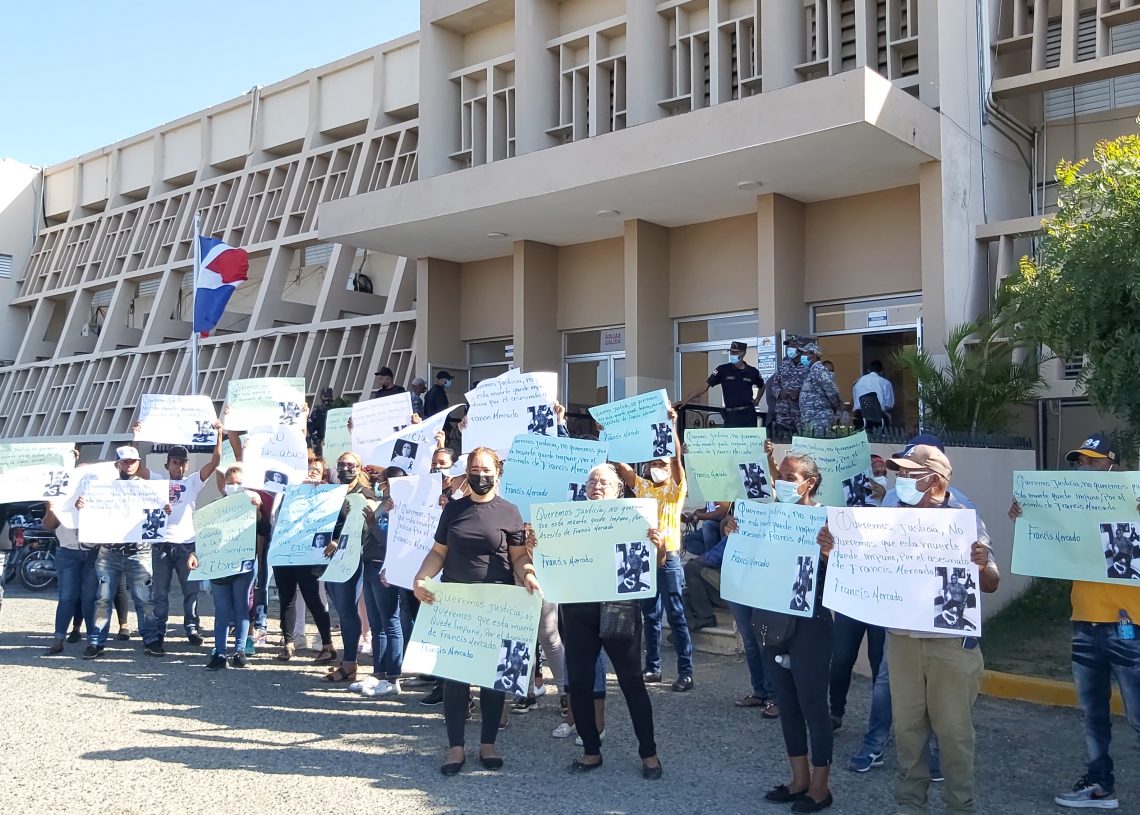 VÍDEO- Familiares de Francis Mercado piden justicia frente al Palacio de Montecristi para que condenen a los responsables de su muerte