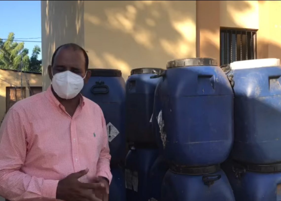 VIDEO- Heinz Vieluf Dona 50 tanques para recogida de basura. Alcalde Jenrry Castro agradece Donación
