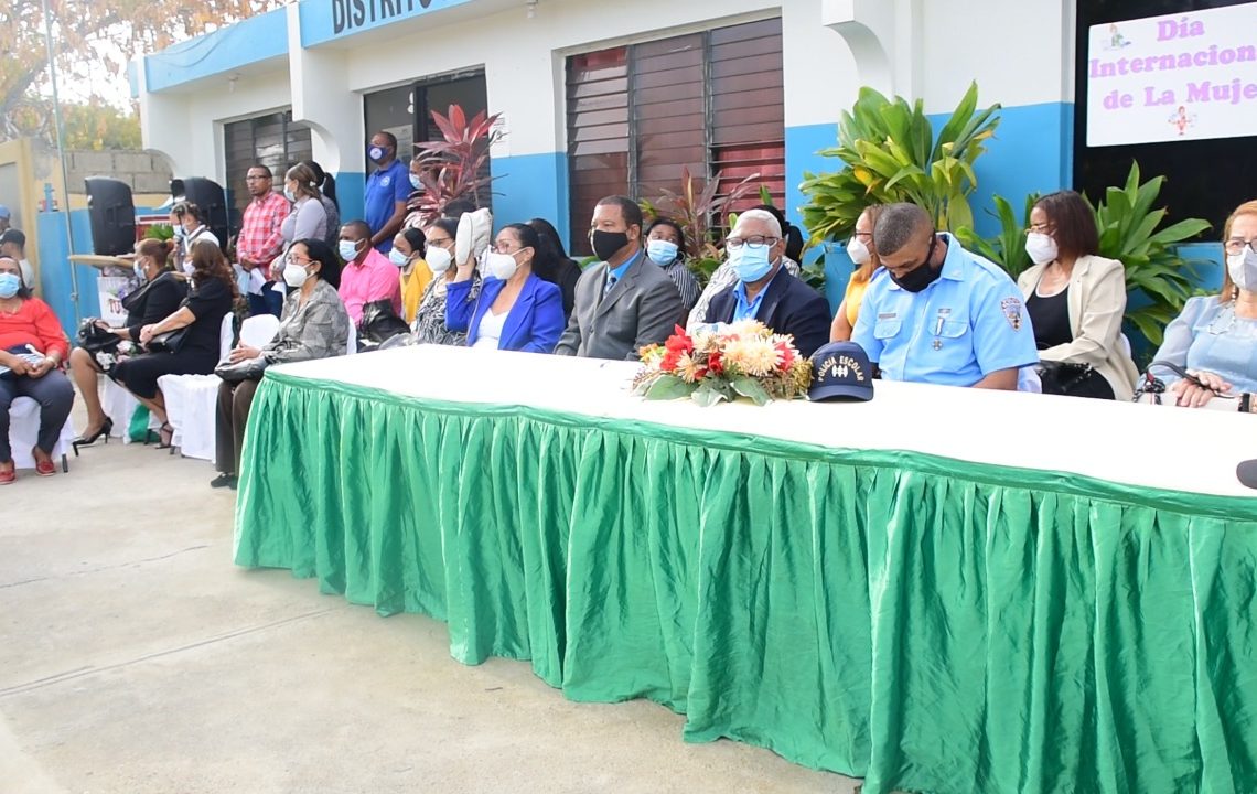 En Montecristi entregan reconocimiento a mujeres destacadas de la provincia e inician proceso de vacunación de los docentes