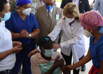 Vicepresidenta Raquel Peña supervisa funcionamiento de centros de vacunación anti COVID-19