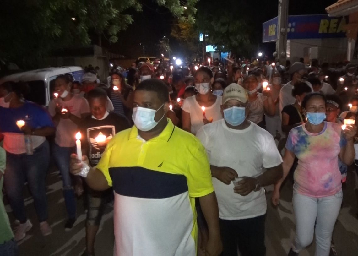 VIDEO- Encienden velas en reclamo arreglo de calles y carretera en Palo Verde y Bateyes de Montecristi