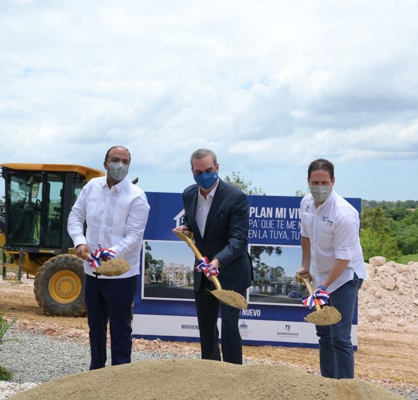 PRESIDENTE LUIS ABINADER Y DIRECTOR DEL INVI DAN PRIMER PALAZO PARA INICIAR EL “PLAN MI VIVIENDA”
