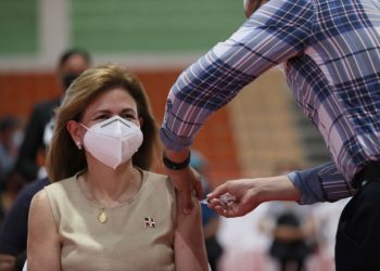 Vicepresidenta recibió primera dosis de vacuna contra COVID-19