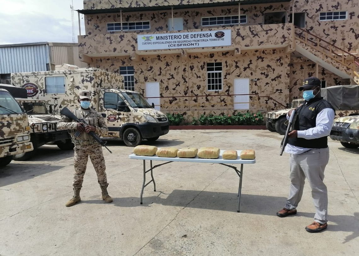 VIDEO- CESFRONT decomisa más de 70 libras de marihu@na en Dajabón y Elías Piña