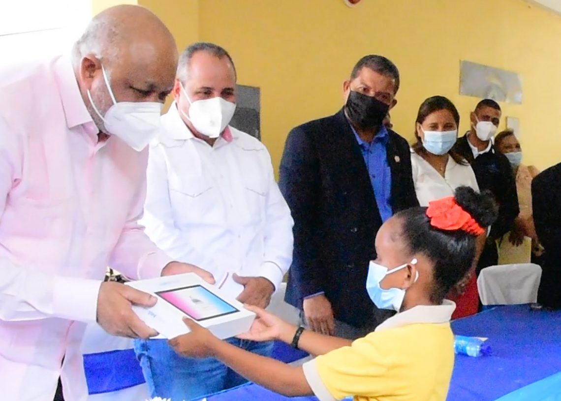 Ministro de Educación entrega equipos tecnológicos para estudiantes de la línea noroeste