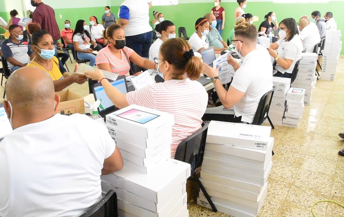 Inician entrega de equipos tecnológicos a estudiantes de la regional 13 de educación, más de 24 mil alumnos serán beneficiados