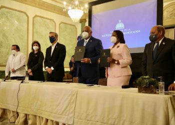 Gobierno y ADP firman compromiso popppr educación de calidad y mejoras en las condiciones de vida de docentes