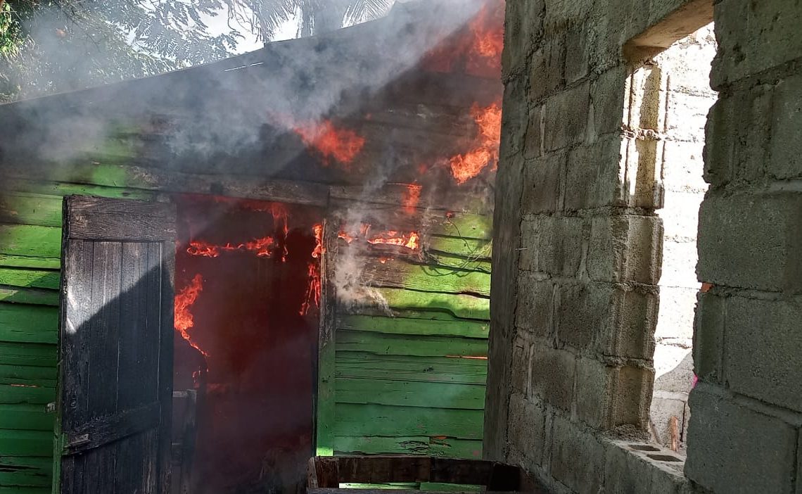 VIDEO- Incendio reduce a cenizas dos casas en Montecristi, 6 niños y sus padres quedan sin hogar