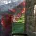 VIDEO- Incendio reduce a cenizas dos casas en Montecristi, 6 niños y sus padres quedan sin hogar