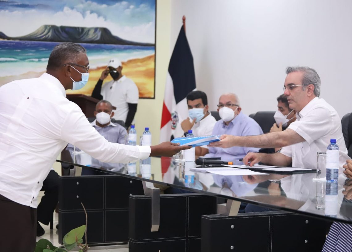Presidente Abinader: Yo vine aquí a apoyar la producción de sal y a los salineros de Montecristi