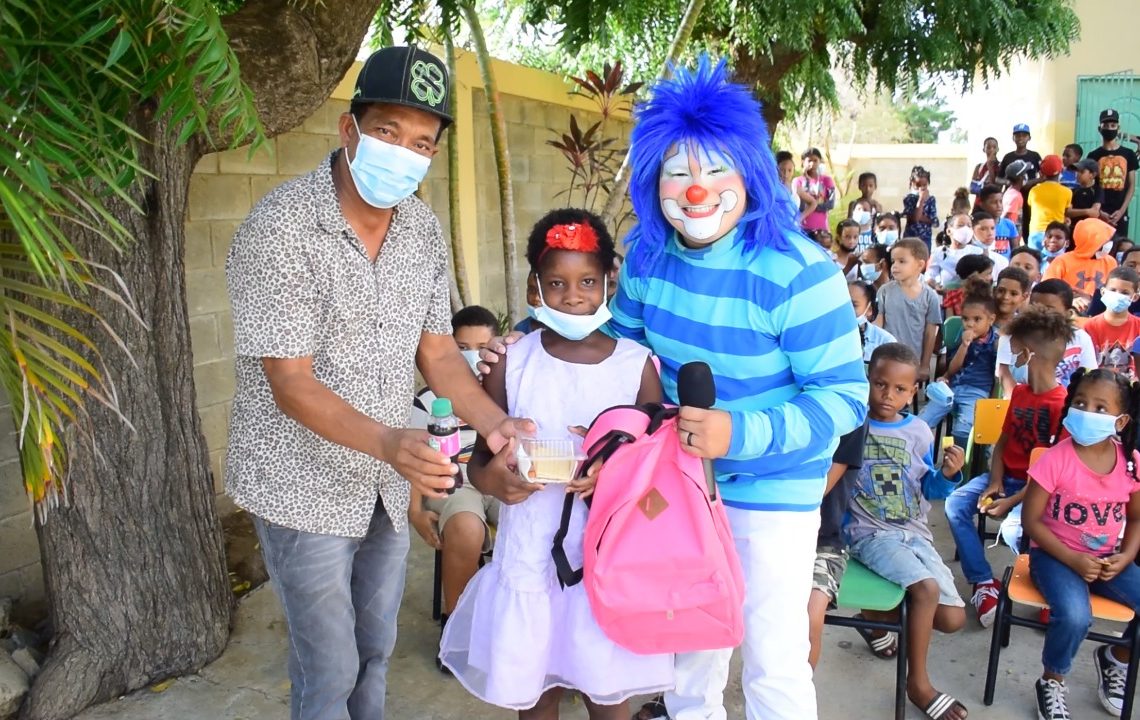 Starlin Castro entrega útiles escolares a niños necesitados de Montecristi