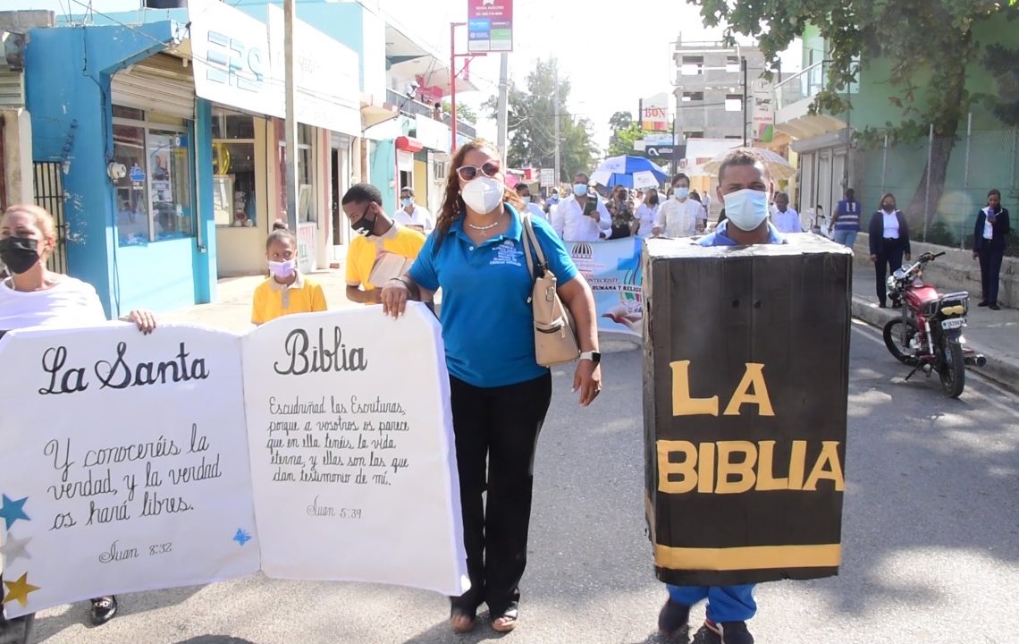 Monte Cristi Regional 13-00 de Educación y centros educativos de Montecristi realizaron marcha con motivo del Día de la Biblia