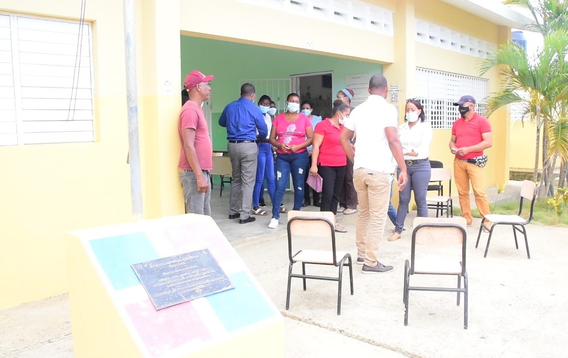 Director regional 13 de educación acude al llamado de padres que reclamaron maestros para sus hijos en Montecristi
