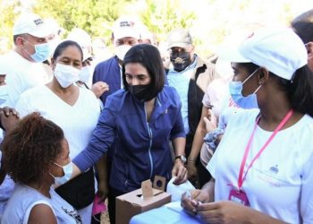 Ministerio de Salud realiza con éxito caminata en la que decenas de personas participaron como forma de ir cambiando su estilo de vida