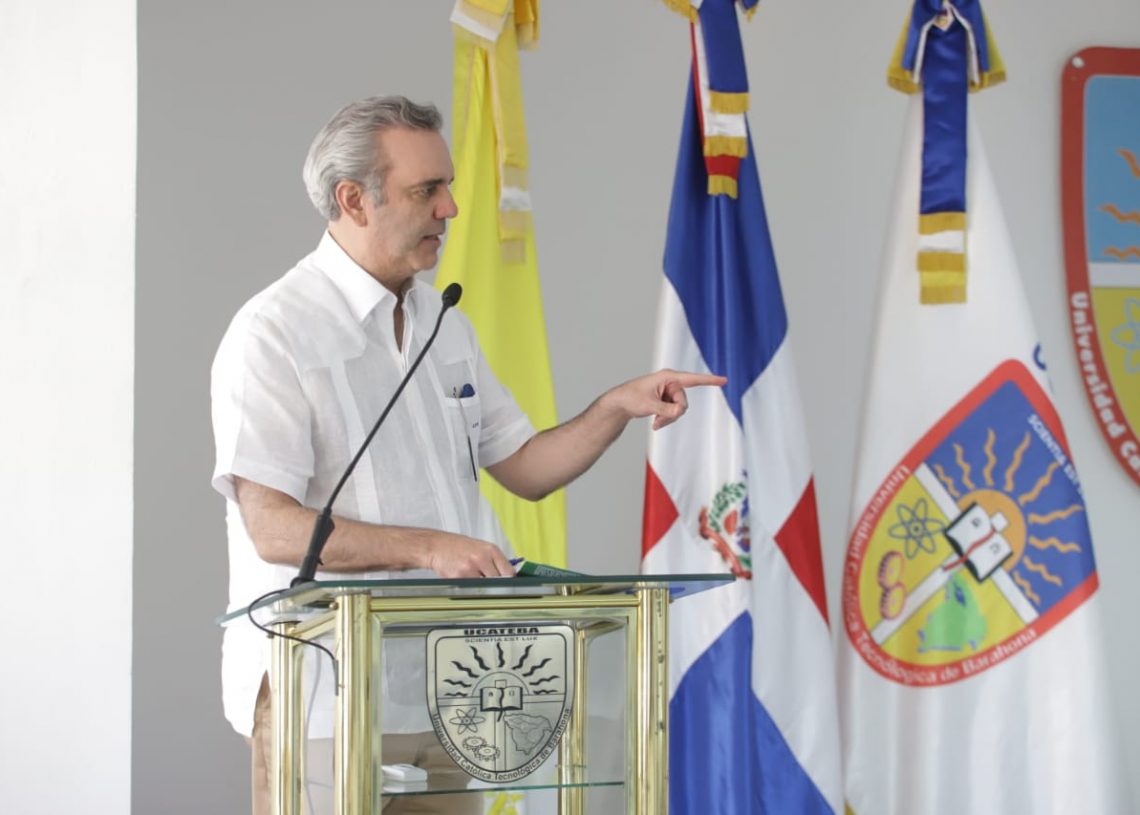 Presidente Abinader deja iniciado proyecto de vivienda e inaugura escuela por más de RD$160 millones en Barahona