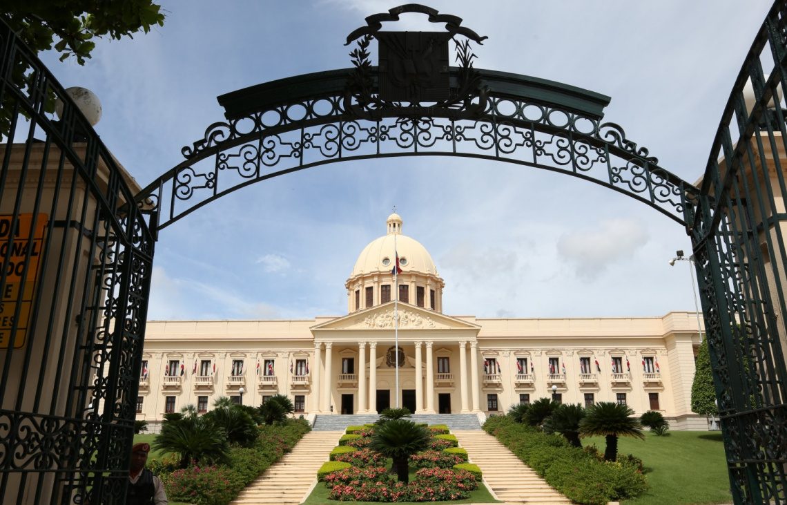 DECRETO : Presidente Luis Abinader suspende director de INPOSDOM