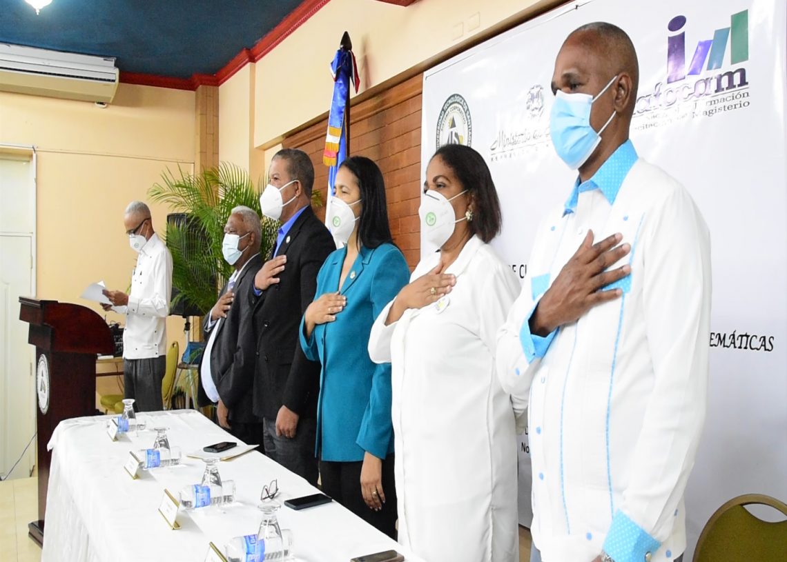 137 docentes culminan diplomado efectuado mediante convenio entre MINERD, INAFOCAM Y UTESA en la regional 13