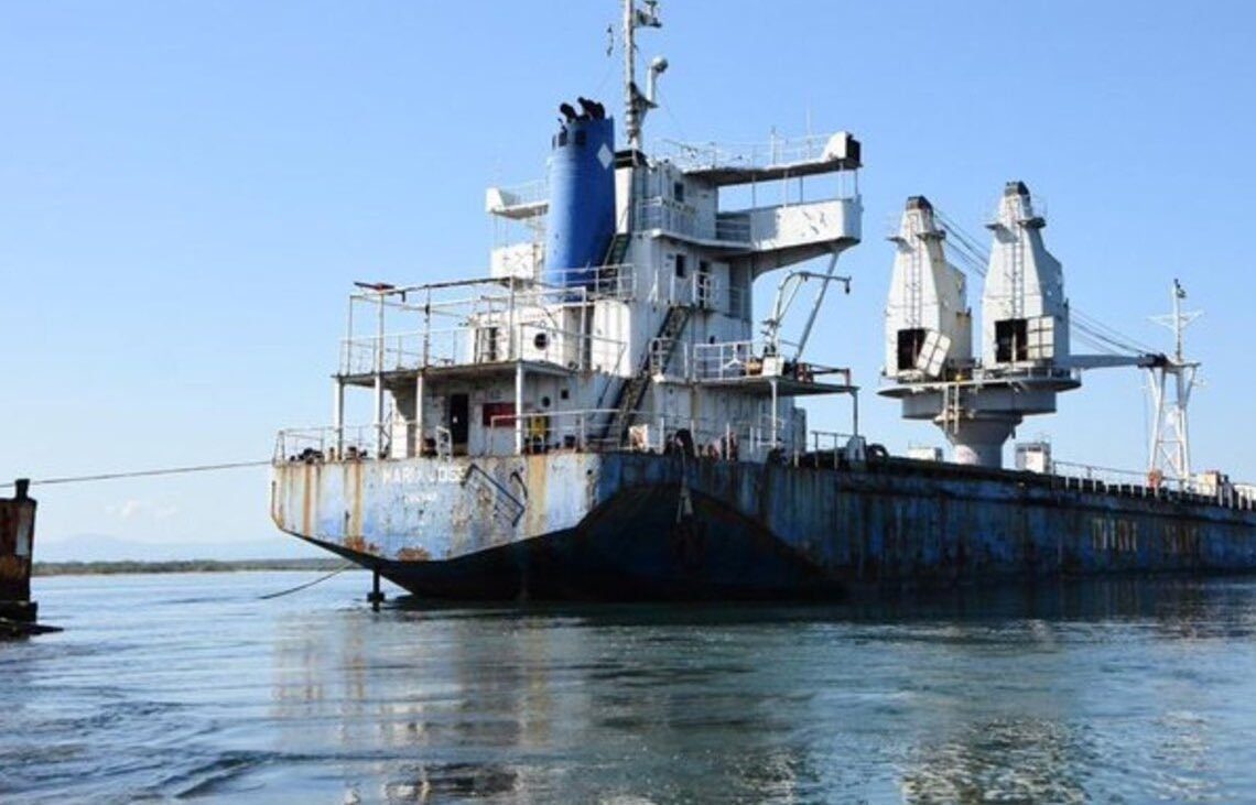 En Manzanillo Ministerio de Medio Ambiente traslada con éxito hasta la orilla el barco María José contenía en su interior líquidos contaminantes