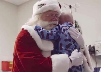 PEQUEÑO CON CÁNCER MUERE EN LOS BRAZOS DE SANTA CLAUS