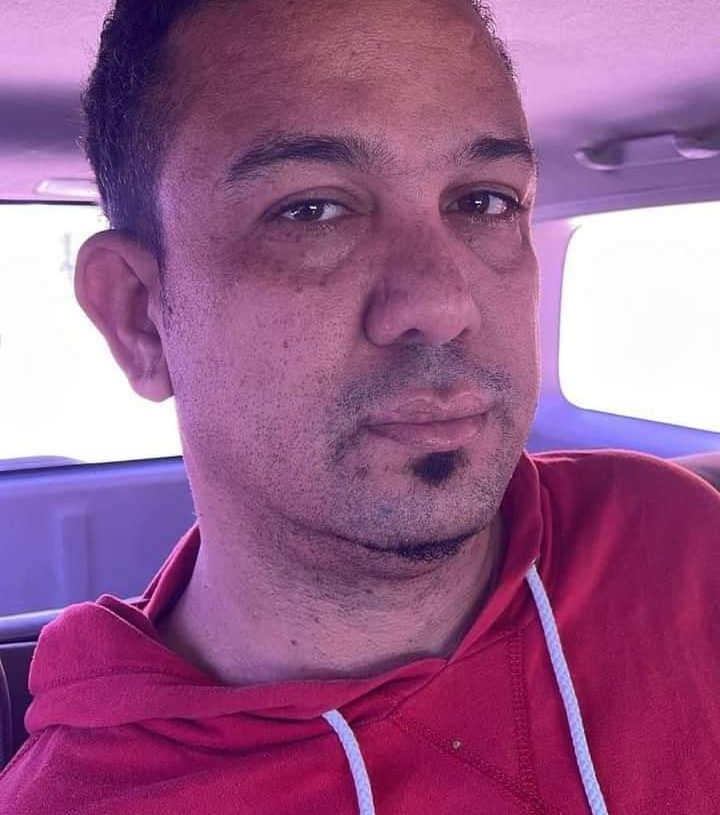 VIDEO – Apresan en Baní a Alexis Villalona   Fue apresado en un hotel de la zona norte de la ciudad de Baní, Alexis Villalona, acusado de agredir a una mujer en esta ciudad el Día de Año Nuevo.   El hombre fue apresado mediante un operativo llevado acabo por agentes de la Unidad de Accion Rápida de la Policía Nacional.  Ya en horas tempranas de la mañana de este viernes, Villalona se había escapado a las unidades que lo perseguían, que fueron detrás de él a una casa en el sector El Fundo, en la zona norte de Baní, provincia Peravia